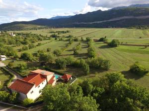 Φωτογραφία από το άλμπουμ του Villa Bisko with heated pool & jacuzzi σε Trilj +46 φωτογραφίες