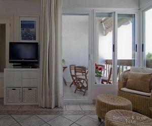 Televízia a/alebo spoločenská miestnosť v ubytovaní MARICEL Apartment En la playa
