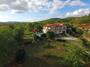 einem Luftblick auf ein Haus und einen Pool in der Unterkunft Villa Bisko with heated pool & jacuzzi in Trilj