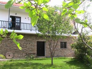 een persoon die op een balkon van een huis staat bij Casa Oliveiras do Douro in Sobreira