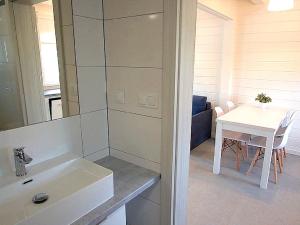 Koupelna v ubytování Biale Domki Paula Rewal - Domki z klimatyzacja, w obiekcie Jacuzzi i darmowe Wifi!