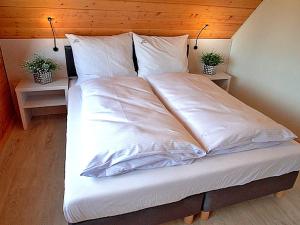 Postel nebo postele na pokoji v ubytování Biale Domki Paula Rewal - Domki z klimatyzacja, w obiekcie Jacuzzi i darmowe Wifi!