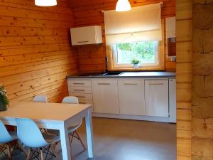 Kuchyň nebo kuchyňský kout v ubytování Biale Domki Paula Rewal - Domki z klimatyzacja, w obiekcie Jacuzzi i darmowe Wifi!