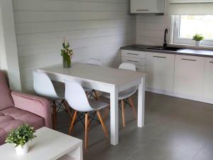 Kuchyň nebo kuchyňský kout v ubytování Biale Domki Paula Rewal - Domki z klimatyzacja, w obiekcie Jacuzzi i darmowe Wifi!
