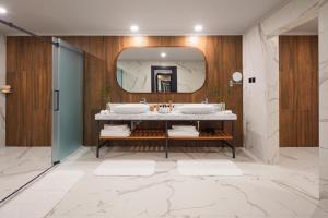 a bathroom with two sinks and a large mirror at Liu Resorts in Side