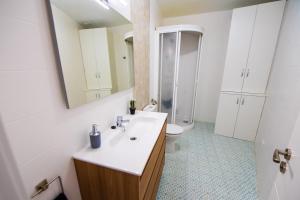 La salle de bains est pourvue d'un lavabo, de toilettes et d'un miroir. dans l'établissement MEQUEDO PLAZA SAN FRANCISCO, à Alcañiz