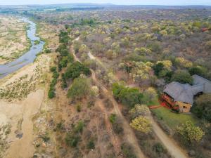 una vista aérea de una casa en un campo junto a un río en Vida Nova Kruger en Marloth Park