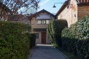 a house with hedges in front of a driveway at CA RAFFAELLO lovely house near Venice in Noale