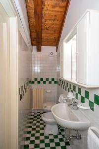 A bathroom at CA RAFFAELLO lovely house near Venice