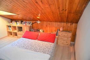una camera con letto e soffitto in legno di SCroce Apt close to Prato della Valle a Padova