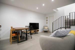 TV a/nebo společenská místnost v ubytování Casa Carmen Terraza y patio privado en Salobreña