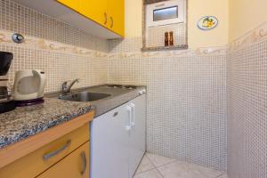 Kuchyň nebo kuchyňský kout v ubytování Apartman ELLEN 3