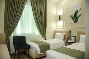 una camera d'albergo con due letti e una sedia di Dream Hotel a Izmaïl