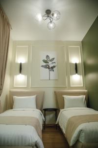 2 letti in camera d'albergo con 2 lampade di Dream Hotel a Izmaïl