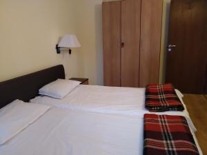 une chambre avec un lit blanc et une armoire en bois dans l'établissement Pamporovo Apartment The Castle, à Pamporovo 19 autres photos