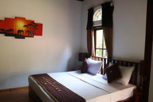 a bedroom with a bed and a window at Pavana Hotel in Negombo