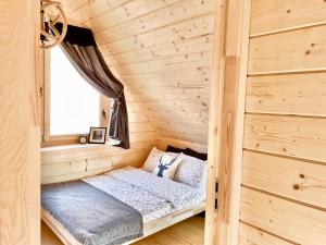 מיטה או מיטות בחדר ב-Osada Frycówka