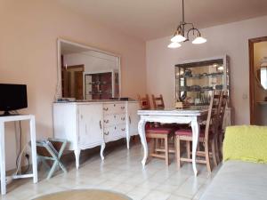 comedor con mesa y espejo en Apartamento Vall Fosca, en Senterada