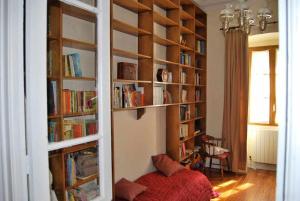 una habitación con estanterías llenas de libros en Villa con Jardín para 12 personas, en Beinza-Labayen