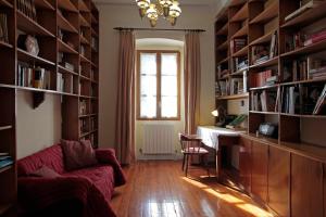 a living room with a red couch and book shelves at Villa con Jardín para 12 personas in Beinza-Labayen