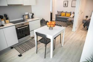 a kitchen with a table with a bowl of fruit on it at Casa do Gato Poeta in Leiria