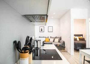 a kitchen and living room with a couch at Casa do Gato Poeta in Leiria