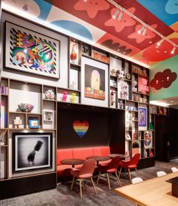 citizenM San Francisco Union Square في سان فرانسيسكو: مطعم فيه تلفزيون وطاولات وكراسي