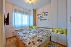 um quarto com uma cama e uma placa na parede em Apartment Stefan in Vila Katalina Lux em Zlatibor