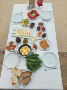 een tafel met witte borden met voedsel erop bij Eser Apart Dalyan in Ortaca