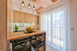 a kitchen with a wooden island with a bowl of fruit at Apartment Stefan in Vila Katalina Lux in Zlatibor