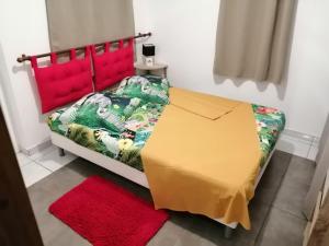 Una cama en una habitación con avertisementatronatronstrationstrationstration en Les gîtes des 500 pas, en Sainte-Anne 24 fotos más