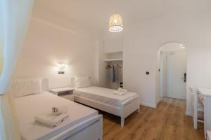 Un pat sau paturi într-o cameră la Alamis Hotel & Apartments