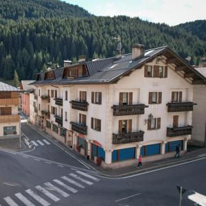 an overhead view of a building on a street at Casa Viola Lodge in Isolaccia