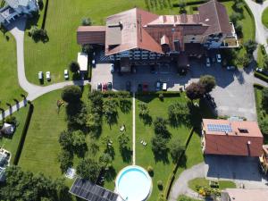 an overhead view of a house with a yard at Hotel Pachernighof in Velden am Wörthersee