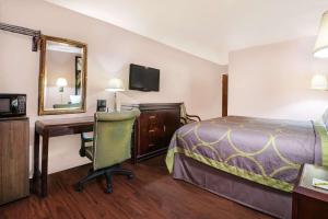 En eller flere senge i et værelse på Super 8 by Wyndham San Antonio/I-35 North