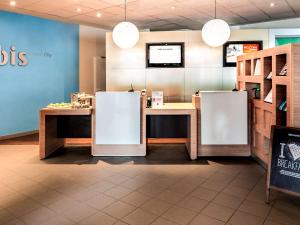 un restaurante de comida rápida con 2 neveras en una habitación en ibis Koblenz City en Coblenza