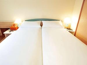 Postel nebo postele na pokoji v ubytování ibis Koblenz City