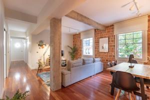 a living room with a couch and a table at Gran apartamento CON ESTILO en el CENTRO de Bilbao in Bilbao