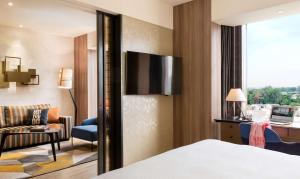 JEN Singapore Tanglin by Shangri-La客房内的一张或多张床位