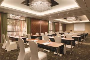 新加坡JEN Singapore Tanglin by Shangri-La的一间会议室,配有桌子和白色椅子 更多37张照片