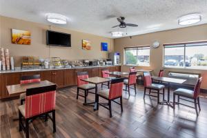 a restaurant with tables and chairs and a counter at Comfort Inn Rockford near Casino District in Rockford