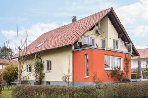 基斯萊格的住宿－Ferienwohnung Allgäu，红色和白色的房子