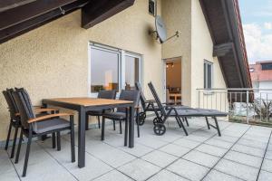a patio with a table and chairs on a balcony at Ferienwohnung Allgäu in Kißlegg