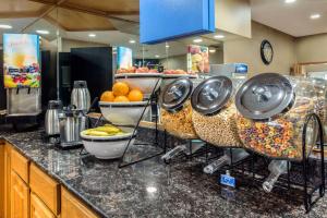 une cuisine avec un comptoir avec plusieurs bols de fruits dans l'établissement Quality Inn Jacksonville near I-72, à South Jacksonville