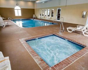 Swimmingpoolen hos eller tæt på Comfort Inn Kearney - Liberty