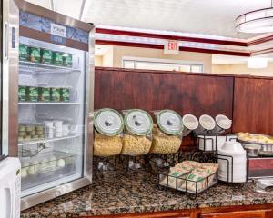 eine Küche mit einem offenen Kühlschrank mit Lebensmitteln in der Unterkunft Comfort Inn Kearney - Liberty in Kearney