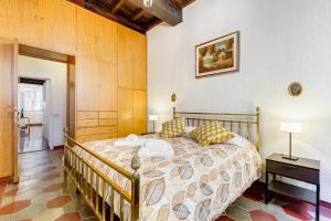 ein Schlafzimmer mit einem großen Bett in einem Zimmer in der Unterkunft Spanish Steps Spacious Apartment in Rom