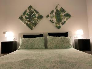 ein Schlafzimmer mit einem Bett mit zwei Kissen darauf in der Unterkunft Appartamento Valeriana in Dubino