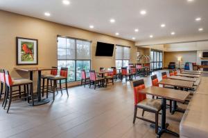 Ресторант или друго място за хранене в Comfort Suites Columbus Airport