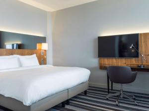 Televiisor ja/või meelelahutuskeskus majutusasutuses Radisson Blu Airport Terminal Hotel
